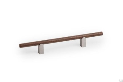 Ручка для мебели Kumo Wood 128 из орехового дерева с матовой серебристой алюминиевой отделкой.