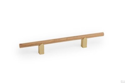 Мебельная ручка Kumo Wood 128 из дуба с матовой латунной отделкой.