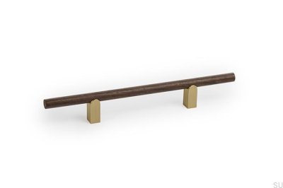 Мебельная ручка Kumo Wood 128 из орехового дерева с матовой латунной отделкой.
