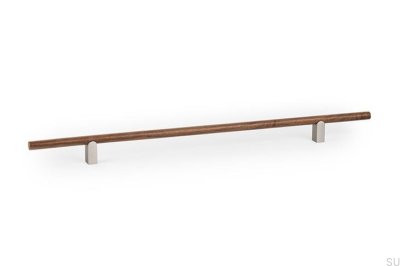 Ручка для мебели Kumo Wood 320 из орехового дерева с отделкой из матового серебристого алюминия.