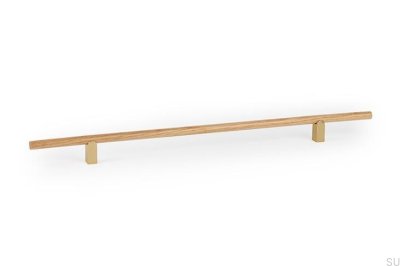 Мебельная ручка Kumo Wood 320 из дуба с матовой латунной отделкой.