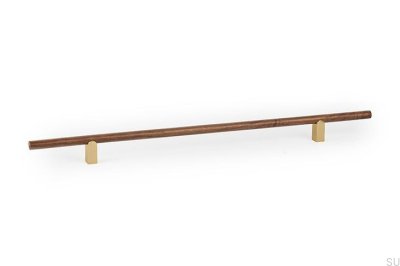 Мебельная ручка Kumo Wood 320 из орехового дерева с матовой латунной отделкой.