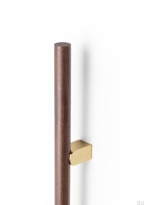 Мебельная ручка Kumo Wood Big One 448 из орехового дерева с односторонней удлиненной отделкой из матовой латуни.