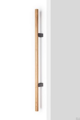 Удлинённая мебельная ручка Kumo Wood Big 320, дубовая, с отделкой из чёрного титанового алюминия.