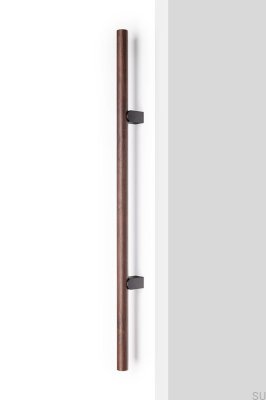 Удлинённая мебельная ручка Kumo Wood Big 640, из орехового дерева с титаново-чёрным алюминиевым покрытием.