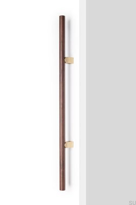Мебельная ручка Kumo Wood Big 640 из орехового дерева с матовой латунной отделкой.