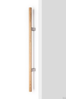 Ручка для мебели Kumo Wood Big 320 из дуба, двусторонняя, удлиненная, с отделкой из матового алюминия серебристого цвета.