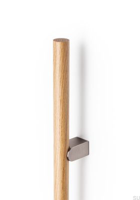 Двусторонняя мебельная ручка Kumo Wood Big 640 из дуба с отделкой из матового алюминия серебристого цвета.