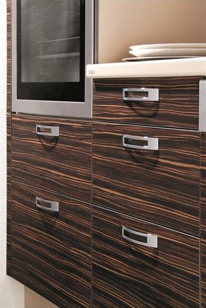 Zdjecie uchwytu 2113 128 srebrnego na meblu