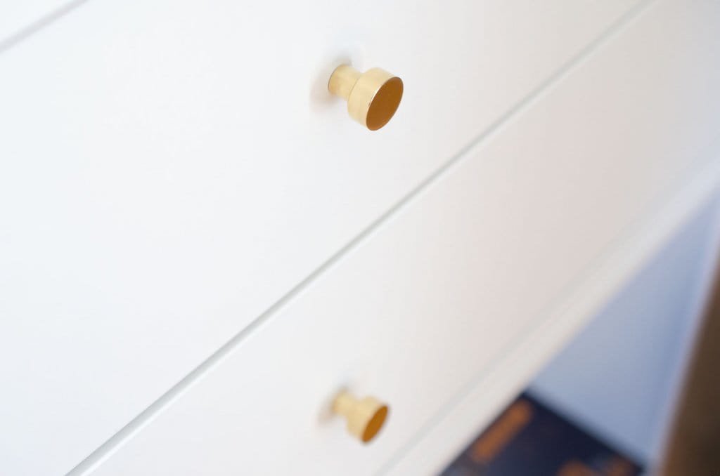 Galka Dot 18 mosiądz polerowany na meblu