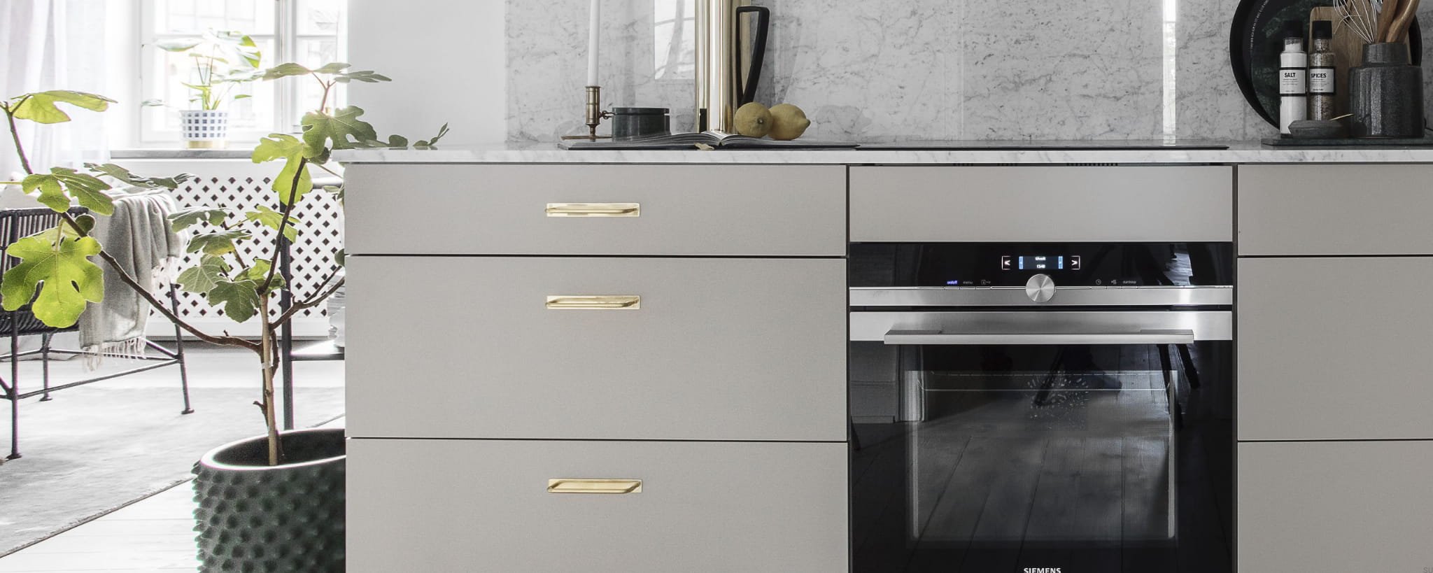 Zdjęcie przedstawia uchwyt meblowy podłużny z podstawą z serii  Royal Deluxe na meblu od Beslag Design