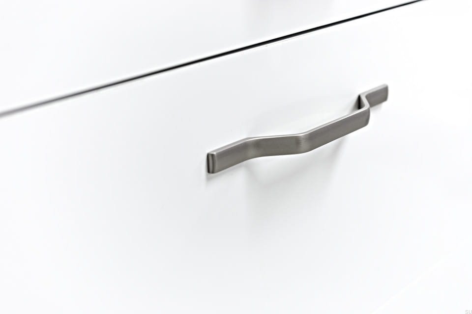 Zdjęcie przedstawia uchwyt meblowy podłużny na meblu z serii Cha-Cha od Beslag Design