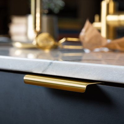 Ручка мебельная кромочная Lip 40 Golden Brass, полированная, лакированная