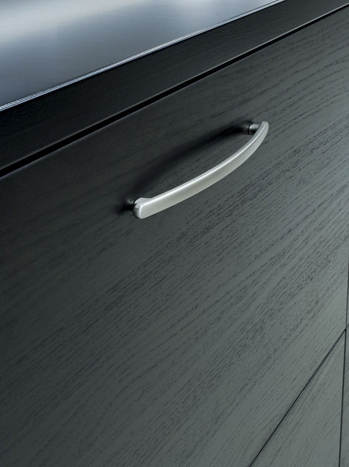 Zdjęcie przedstawia uchwyt meblowy podłużny z serii Salsa na meblu od Beslag Design