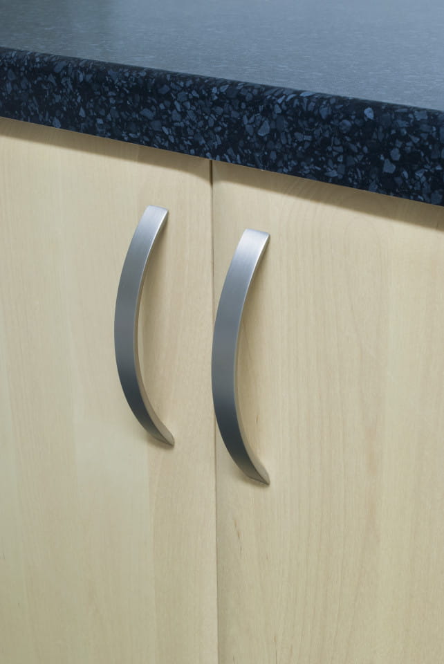 Zdjęcie przedstawia uchwyt meblowy podłużny z serii Lounge na meblu od Beslag Design