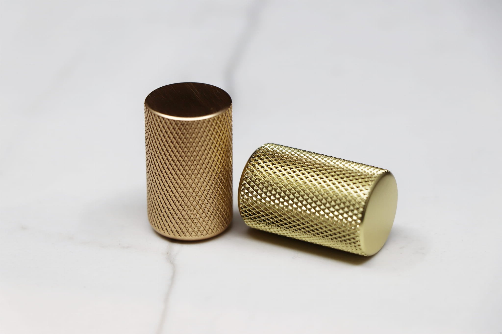 Porównanie gałek meblowych Graf Ciemnej oraz Złotej