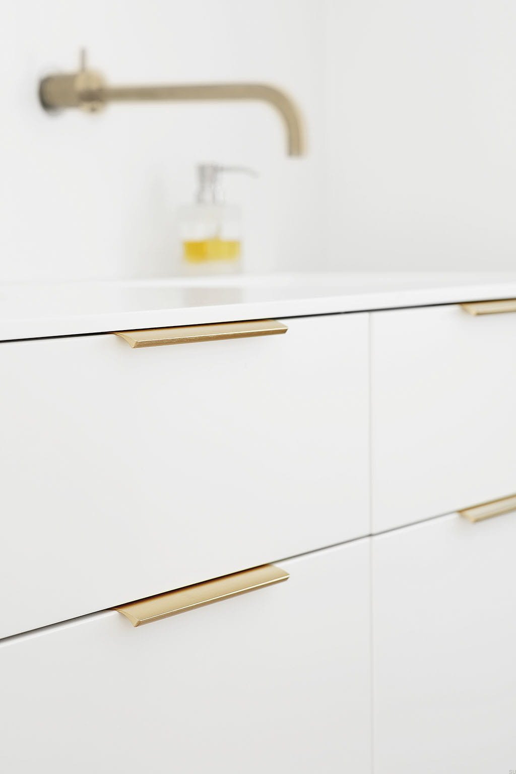 Ukazanie produktu z serii na meblu